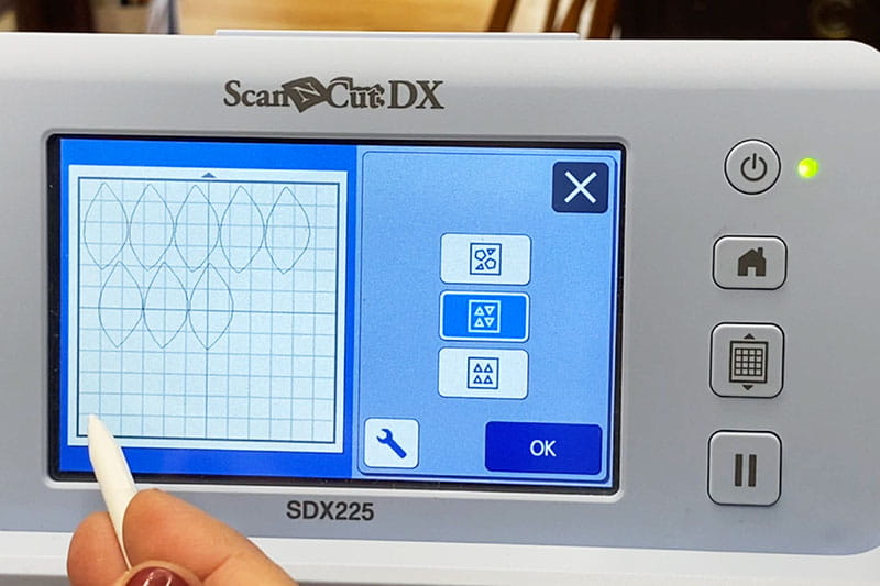 Using the auto layout feature on ScanNCut DX