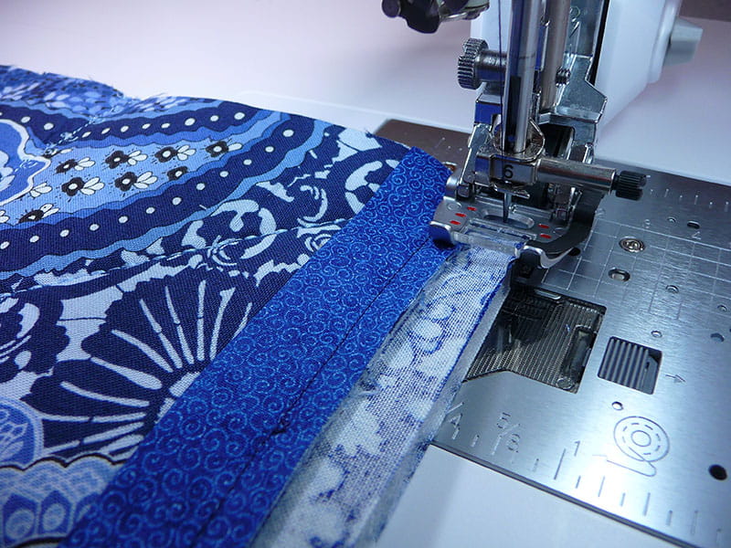 Sewing machine sewing the corners of the fabric