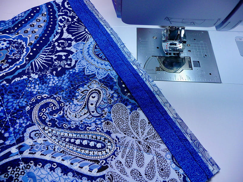 Sewing machine display of the sewed line on the fabric corner