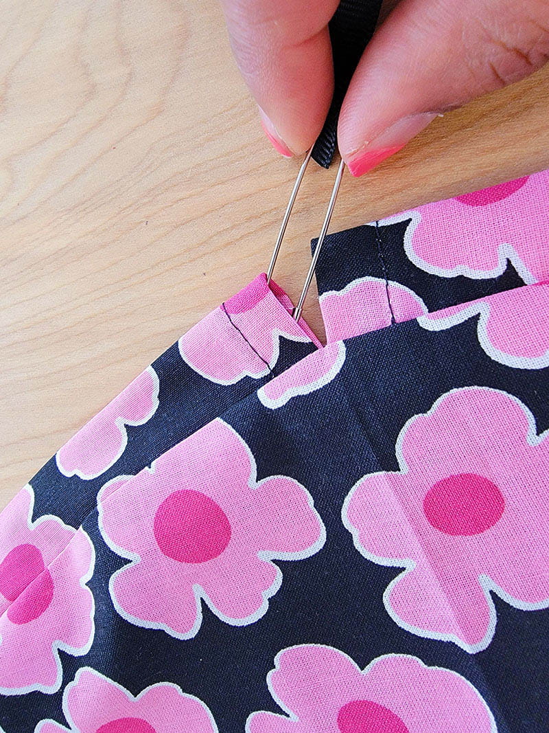 Putting the pin on the outline of the fabric