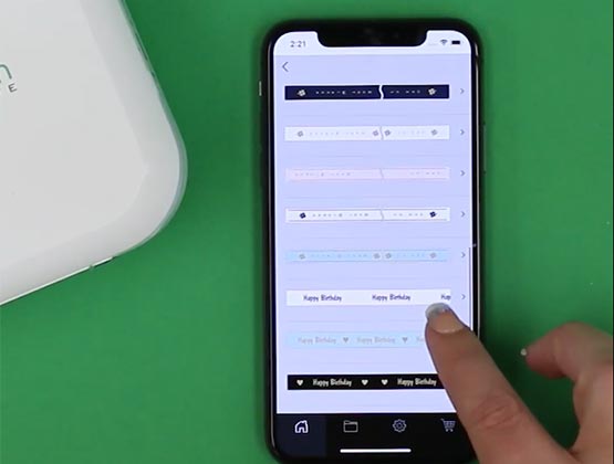 Person customizing ribbon with Design&Print 2 app on phone 