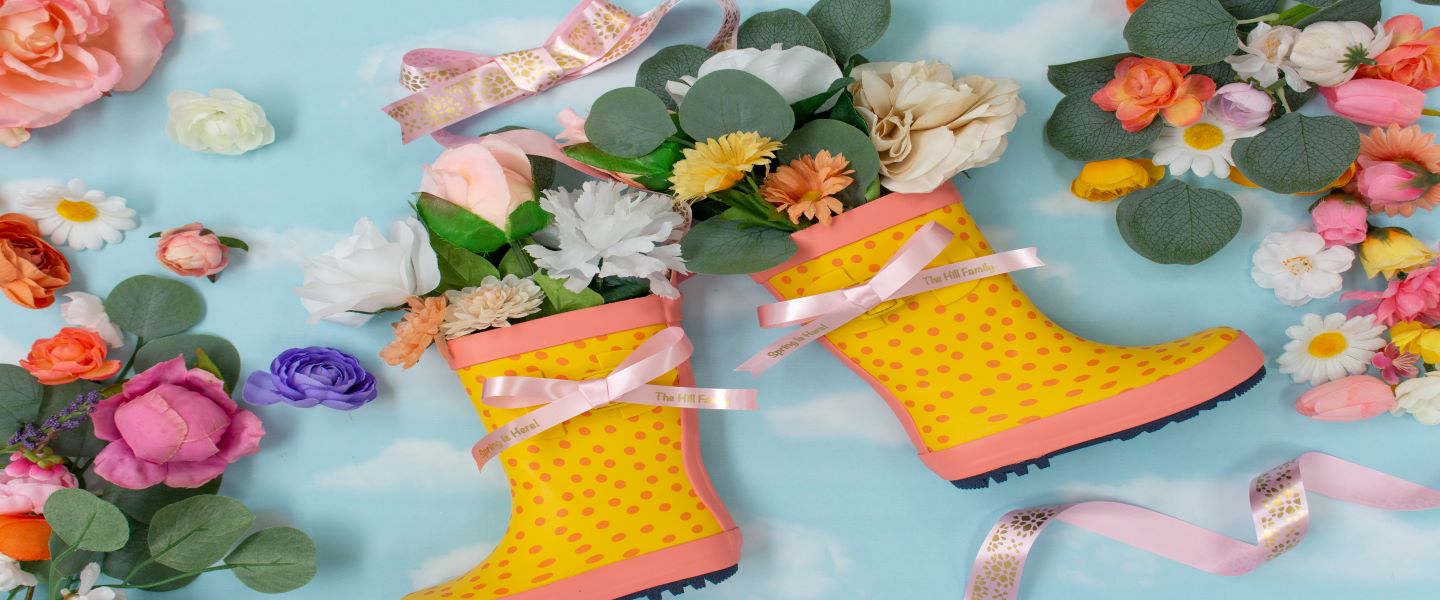 Boot design with decorative ribbon