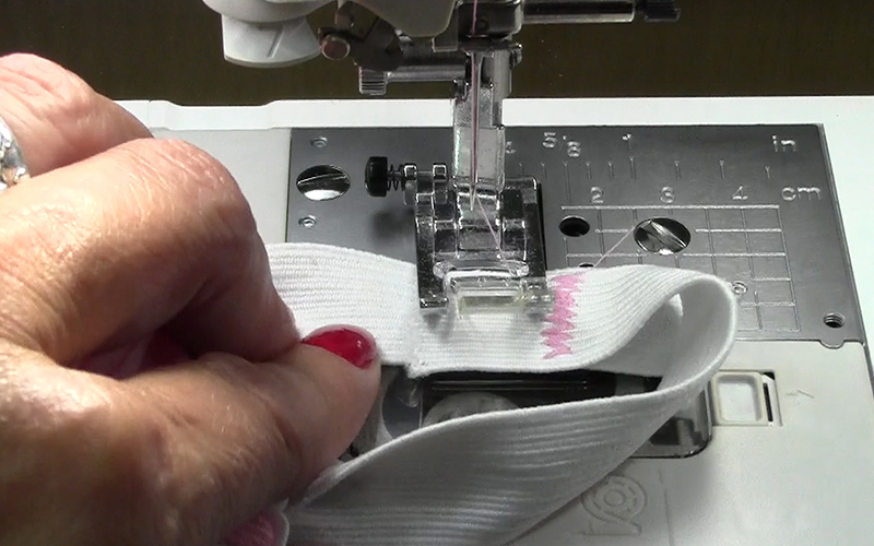 Strapless top -62- Overlap the elastic, and stitch with a zigzag stitch to secure together