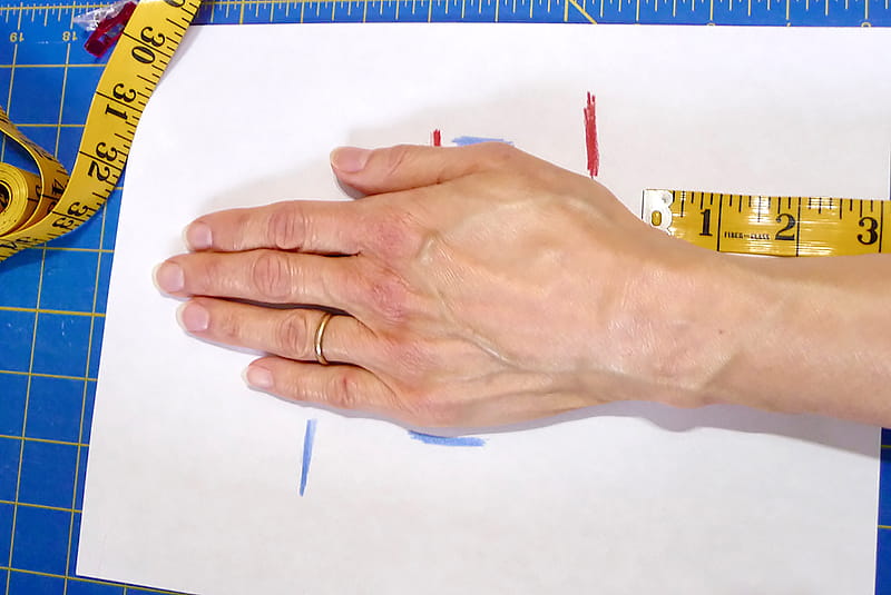 measuring width of hand